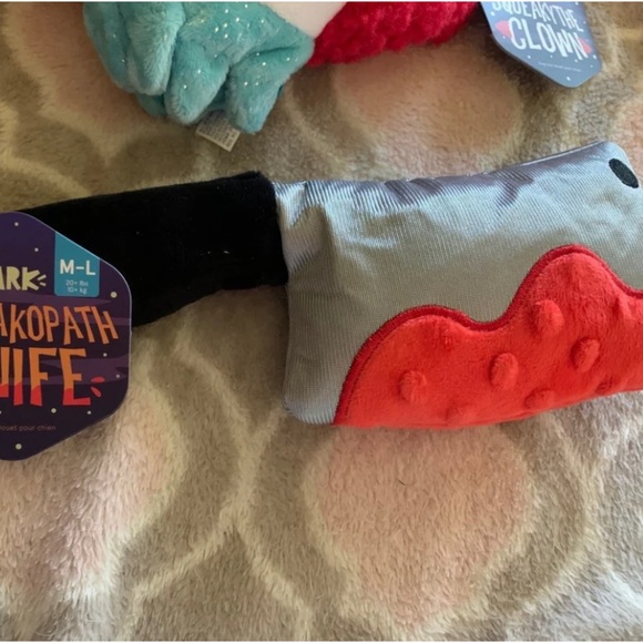 NEW BARKBOX "THE LAST LAUGH BUNDLE" & INCLDS 2 PC CLOWN W/BONUS TOY & BLOODY AXE - Picture 4 of 10